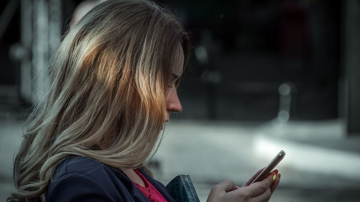 スマホを操作する女性